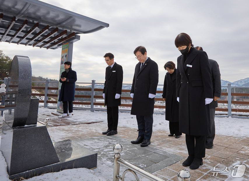 (서울=뉴스1)  = 이재명 더불어민주당 대표가 30일 국립대전현충원을 찾아 연평해전 전사자 묘역에서 참배하고 있다. (더불어민주당 제공) 2025.1.30/뉴스1