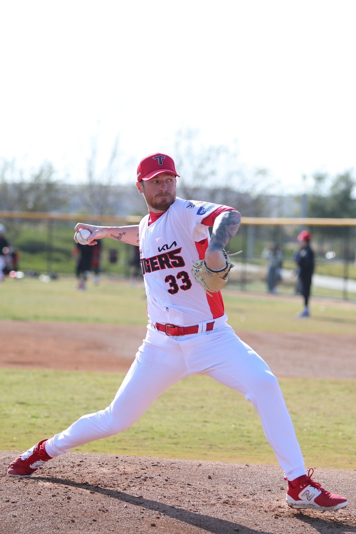 본문 이미지 - KIA 외국인 투수 올러가 미국 어바인에 위치한 구단 스프링캠프에서 불펜 피칭을 하고 있다.(KIA 타이거즈 제공)