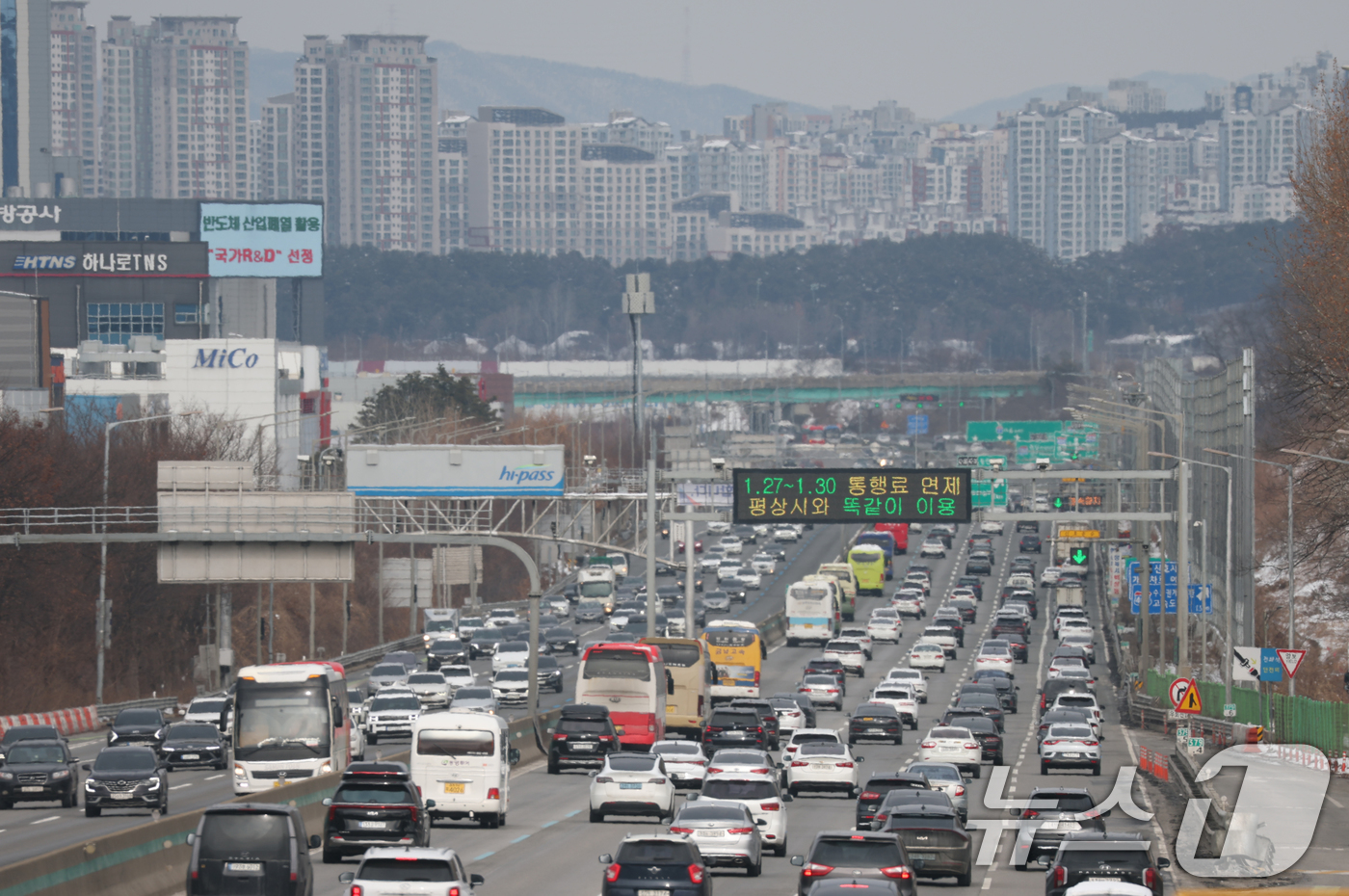 (오산=뉴스1) 김영운 기자 = 설 연휴 마지막 날인 30일 경기 오산시 경부고속도로 오산IC 인근 상하행선의 교통량이 많은 모습을 보이고 있다. 2025.1.30/뉴스1
