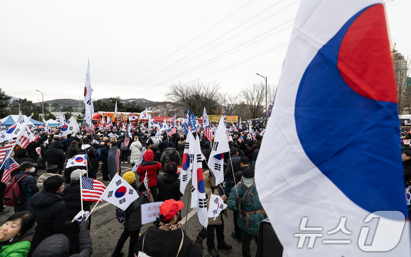 (의왕=뉴스1) 이승배 기자 = 30일 오후 경기 의왕시 서울 구치소 앞에서 윤석열 대통령 지지자들이 윤 대통령 석방 촉구 및 응원 집회를 하고 있다.윤 대통령 측 석동현 변호사에 …