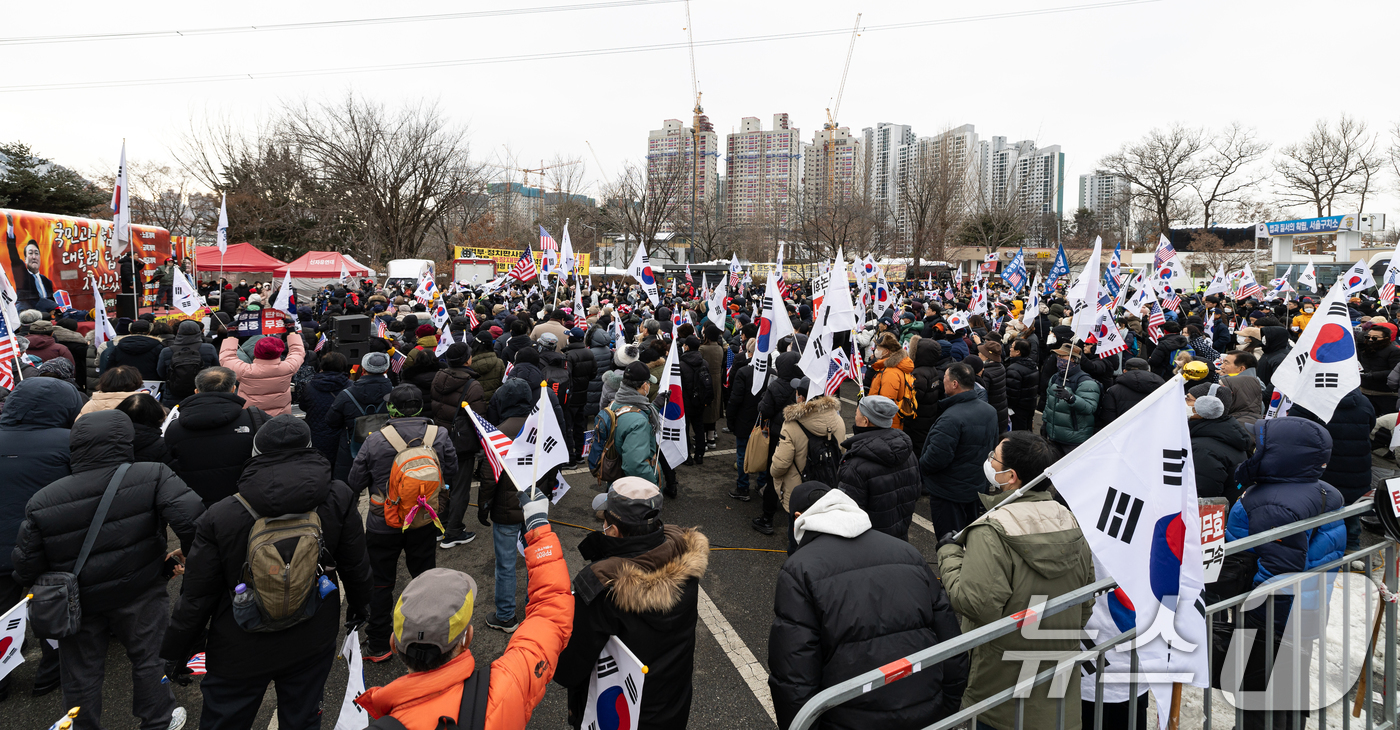 (의왕=뉴스1) 이승배 기자 = 30일 오후 경기 의왕시 서울 구치소 앞에서 윤석열 대통령 지지자들이 윤 대통령 석방 촉구 및 응원 집회를 하고 있다.윤 대통령 측 석동현 변호사에 …