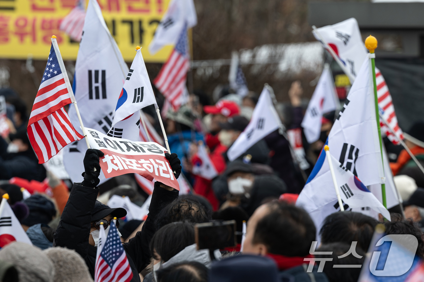 (의왕=뉴스1) 이승배 기자 = 30일 오후 경기 의왕시 서울 구치소 앞에서 윤석열 대통령 지지자들이 윤 대통령 석방 촉구 및 응원 집회를 하고 있다.윤 대통령 측 석동현 변호사에 …