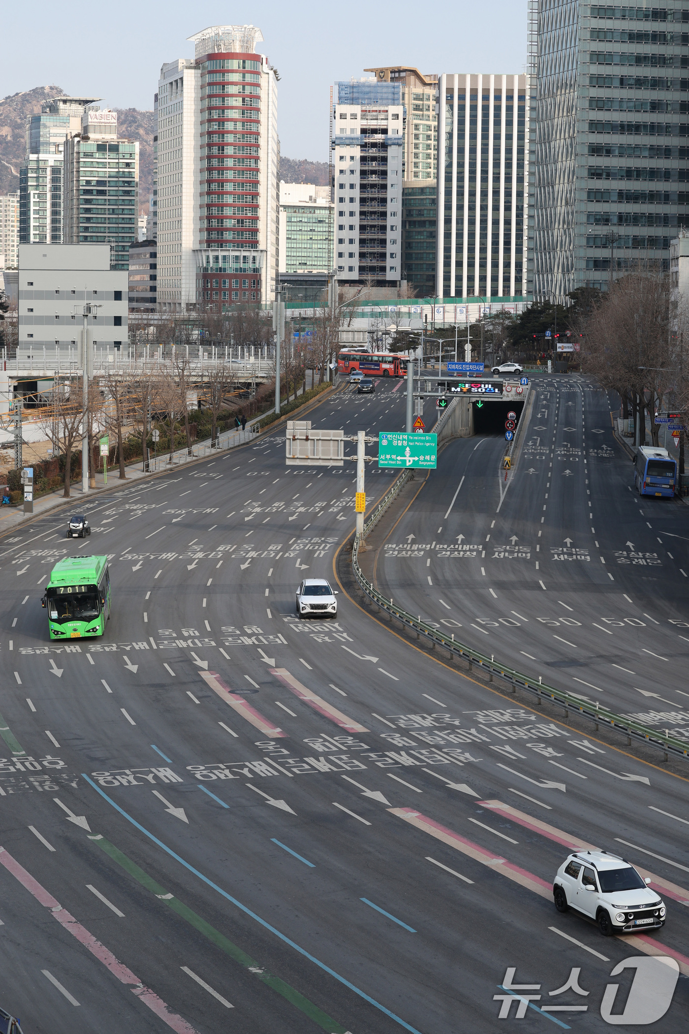 (서울=뉴스1) 신웅수 기자 = 설 연휴 마지막 날인 30일 서울로7017에서 바라본 서울역 일대 도로가 한산한 모습을 보이고 있다. 2025.1.30/뉴스1