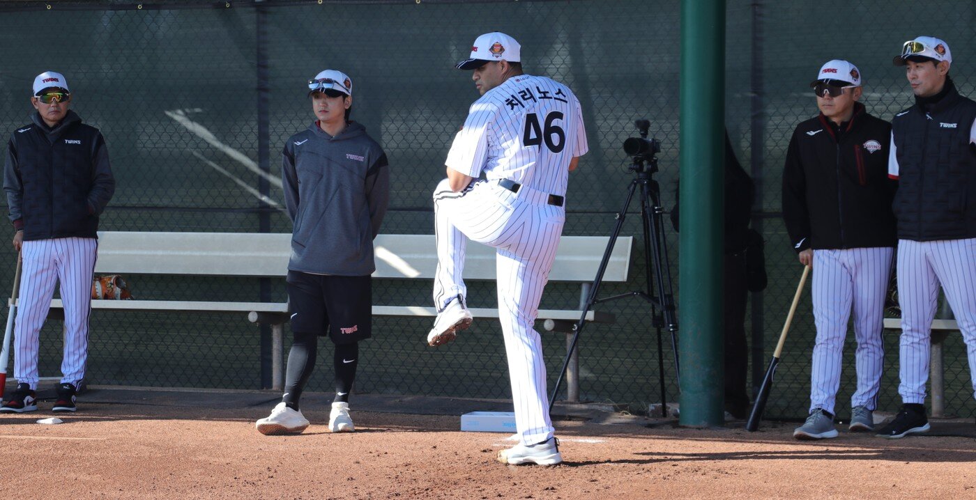 본문 이미지 - LG 새 외국인 투수 치리노스가 불펜 피칭을 하고 있다.(LG 트윈스 제공)