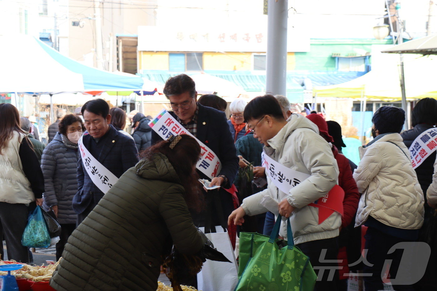 서범수 의원(울산 울주군)은 지난 23일 덕신시장을 시작으로 남부노인복지관 등 범서지역 상가 일대를 돌며 명절 인사를 나눴다.(국민의힘 울산시당 제공)