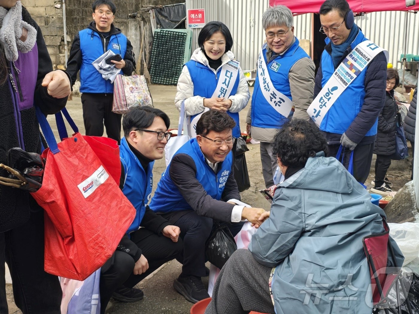 이선호 민주당 울산시당위원장은 설 연휴 기간 울주 언양5일장, 남창5일장, 중구 태화시장을 방문해 민심을 청취했다.(민주당 울산시당 제공)