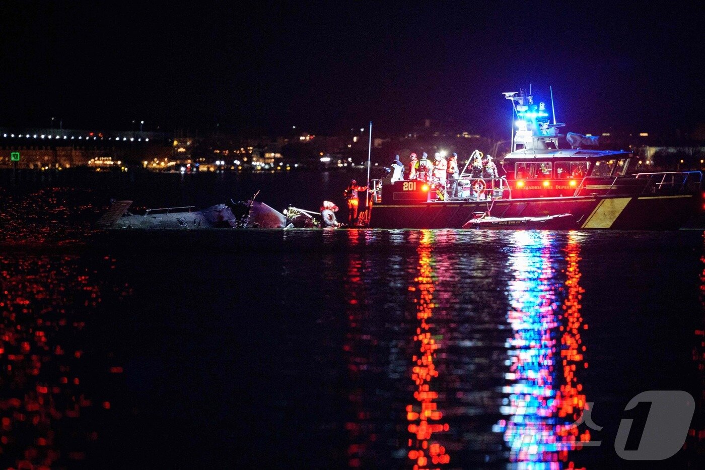 본문 이미지 - 30일(현지시간) 아메리칸 항공 여객기가 워싱턴 로널드 레이건 공항 인근에 착륙하려고 접근하던 중 미국 육군의 블랙호크 헬기와 충돌해 추락한 포토맥 강에서 구조대가 헬기 잔해를 수거하고 있다. 2025.01.30 ⓒ AFP=뉴스1 ⓒ News1 우동명 기자