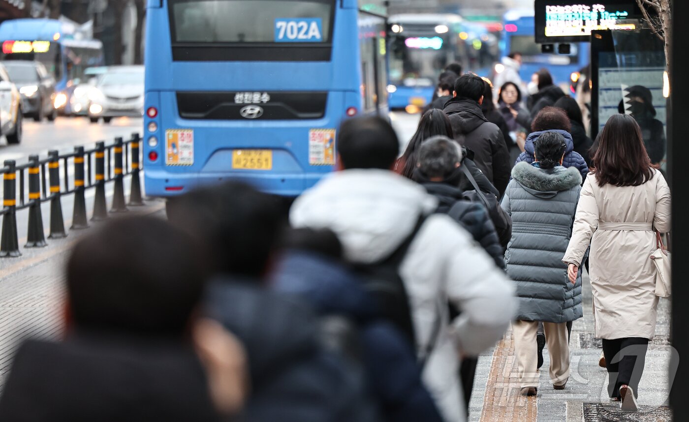 본문 이미지 - 지난달 31일 서울 종로구 광화문네거리에서 직장인들이 출근길 발걸음을 옮기고 있다. 2025.1.31/뉴스1 ⓒ News1 김도우 기자