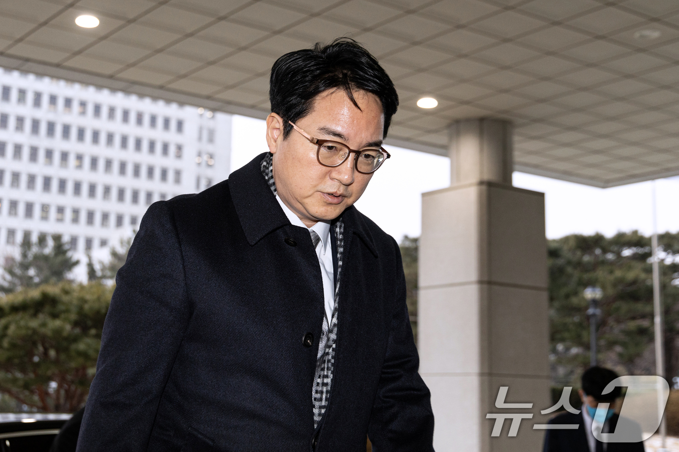 (서울=뉴스1) 이승배 기자 = 심우정 검찰총장이 31일 오전 서울 서초구 대검찰청으로 들어서고 있다.검찰은 지난 26일 '12.3 비상계엄 사태' 내란 우두머리 혐의를 받는 윤석 …