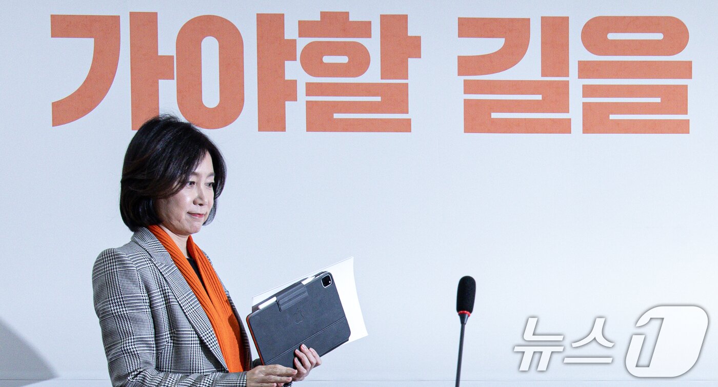 본문 이미지 - 허은아 개혁신당 대표가 31일 오전 서울 여의도 국회에서 열린 최고위원회의에 참석하고 있다. 2025.1.31/뉴스1 ⓒ News1 이재명 기자