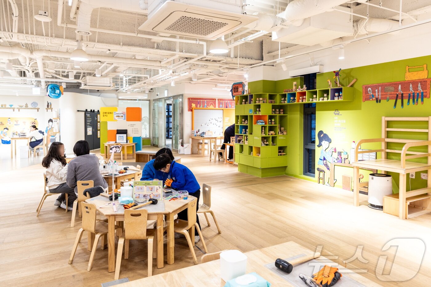 본문 이미지 - 어린이들이 공예박물관 가구공방에서 직접 가구를 만들고 있는 모습(서울관광재단 제공)