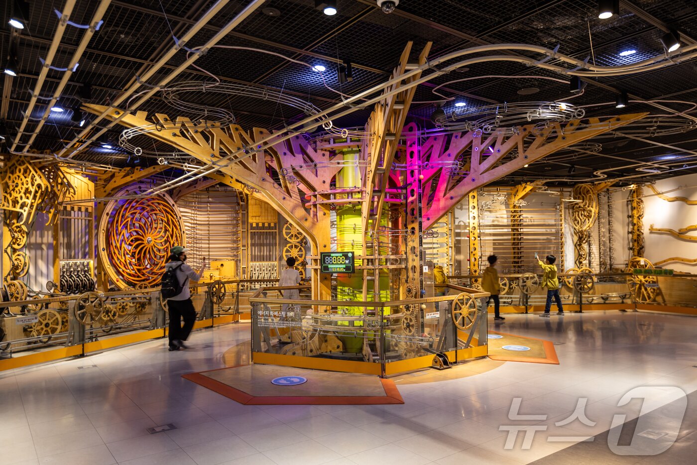 본문 이미지 - 국립어린이과학관의 에너지트리(서울관광재단 제공)