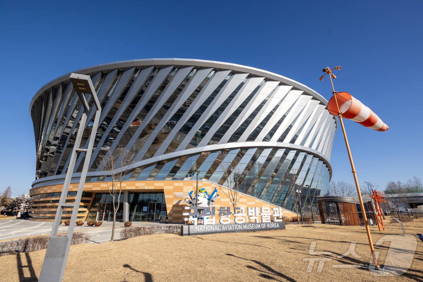 본문 이미지 - 국립항공박물관 외관(서울관광재단 제공)