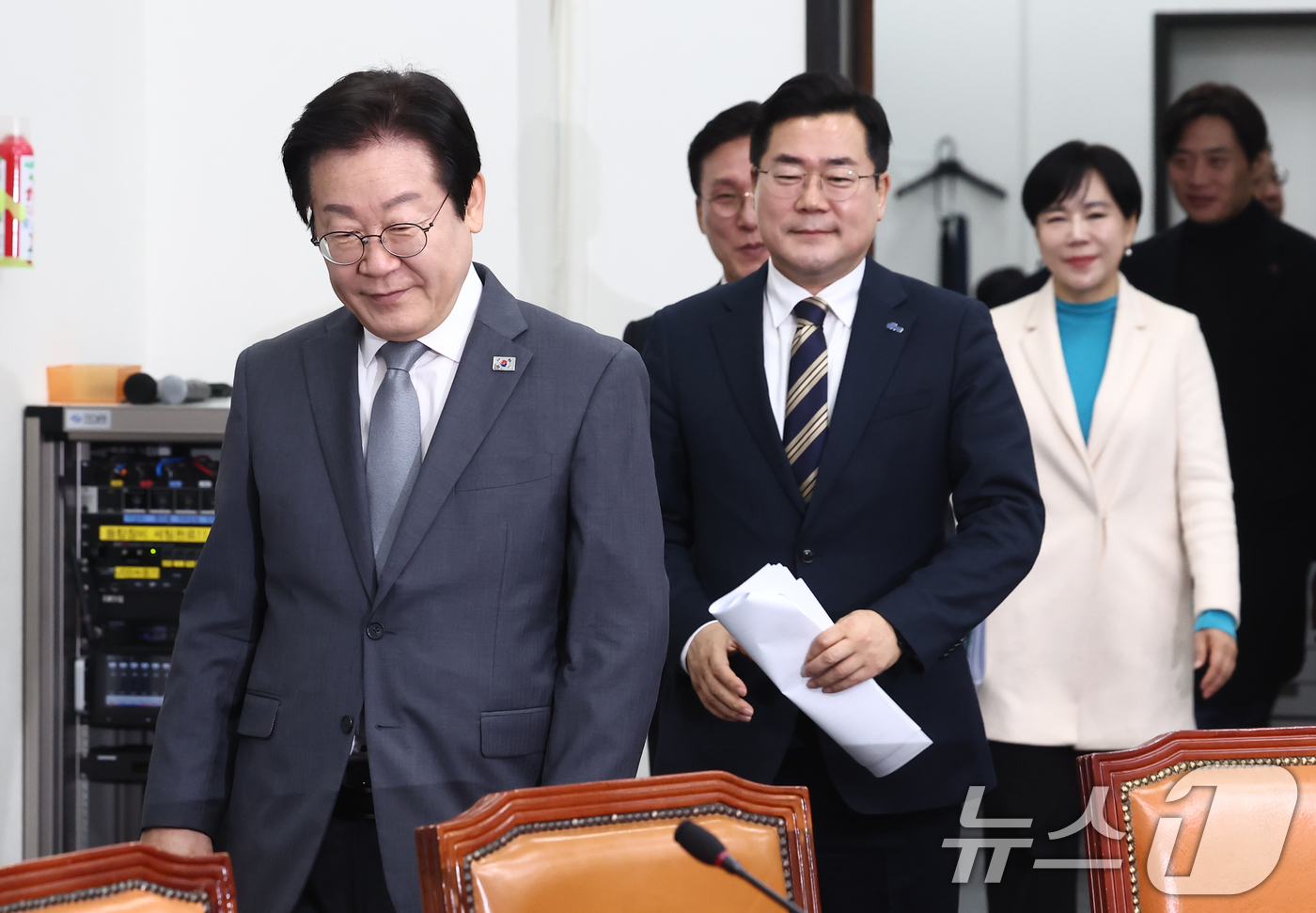 (서울=뉴스1) 김민지 기자 = 더불어민주당 이재명 대표와 박찬대 원내대표 등 지도부가 31일 오전 서울 여의도 국회에서 열린 최고위원회의에 입장하고 있다. 2025.1.31/뉴스 …