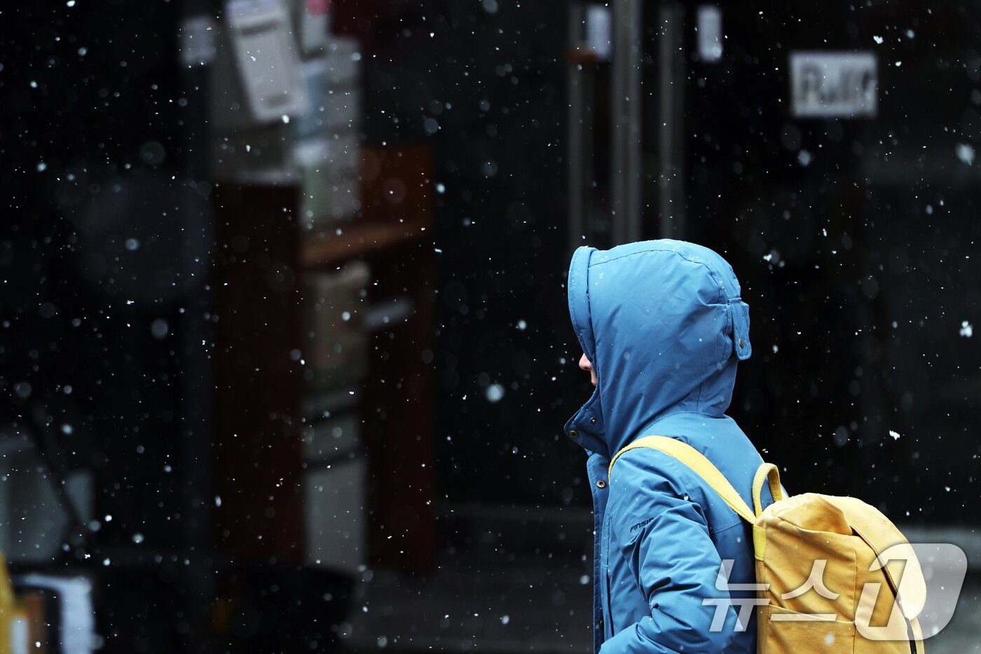 본문 이미지 - 눈이 내린 31일 오전 서울 용산구 경리단길에서 외국인이 발걸음을 재촉하고 있다. 2025.1.31/뉴스1 ⓒ News1 황기선 기자