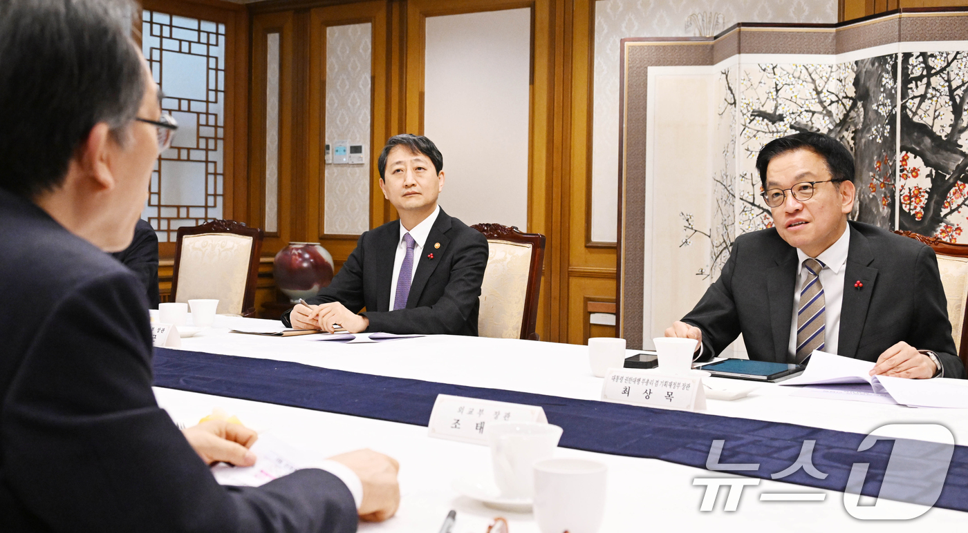 (서울=뉴스1) = 최상목 대통령 권한대행 부총리 겸 기획재정부 장관이 31일 서울 종로구 정부서울청사에서 열린 대외경제현안간담회를 주재하고 있다. (기획재정부 제공) 2025.1 …