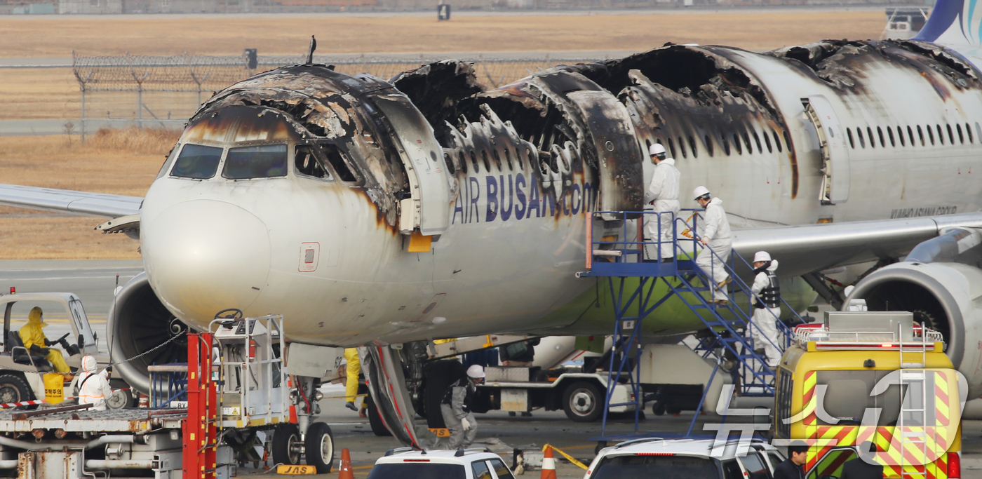 (부산=뉴스1) 윤일지 기자 = 31일 오전 부산 강서구 김해국제공항 에어부산 항공기 화재 현장에서 프랑스 항공사고조사위원회(BEA) 관계자들이 합동 감식에 앞서 위험관리평가를 위 …