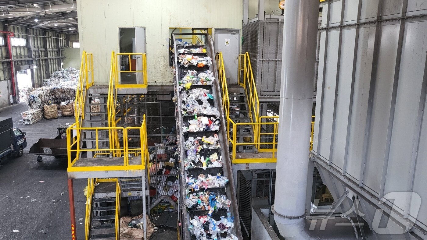 본문 이미지 - 대구 수성구 생활자원회수센터에서 쓰레기가 컨베이어에 실려 2층 선별장으로 옮겨지고 있다. 2025.1.31/뉴스1 ⓒ News1 이성덕 기자