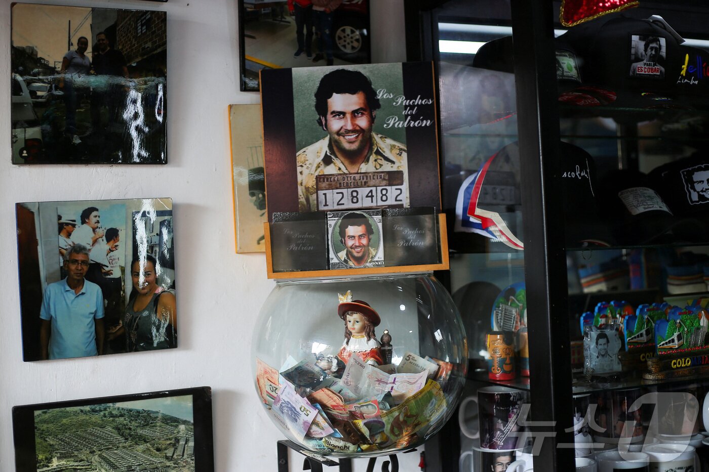 본문 이미지 - 콜롬비아 메데인의 이발소 겸 기념품 가게가 &#39;마약왕&#39; 파블로 에스코바르의 사진으로 장식돼 있다. ⓒ 로이터=뉴스1 김민재 기자 ⓒ News1 김민재 기자