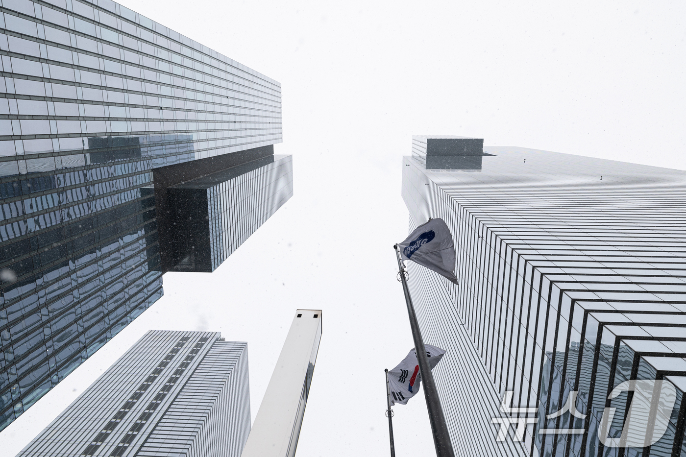 (서울=뉴스1) 이승배 기자 = 삼성전자는 지난해 4분기 영업이익이 6조 4927억 원으로 전년 동기 대비 129.85% 증가했다고 31일 공시했다. 같은 기간 매출액은 75조 7 …