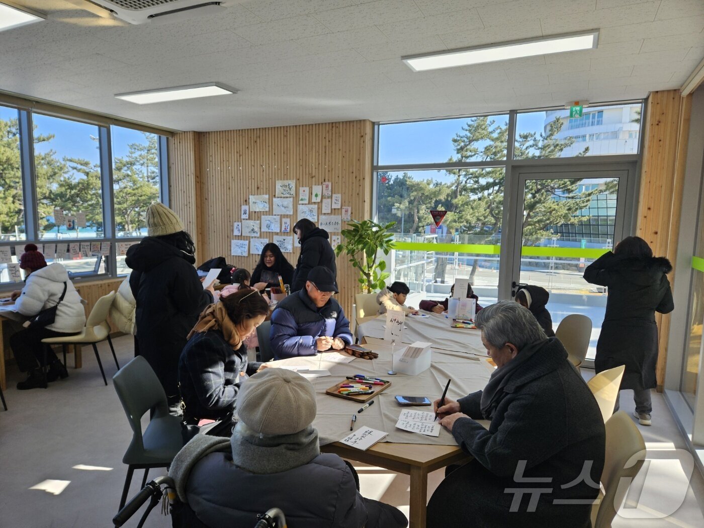 본문 이미지 - 지난 설 연휴 기간 강원 강릉 경포여행자센터에 마련된 관광객 대상 체험행사 모습.(강릉시 제공) 2025.1.31/뉴스1