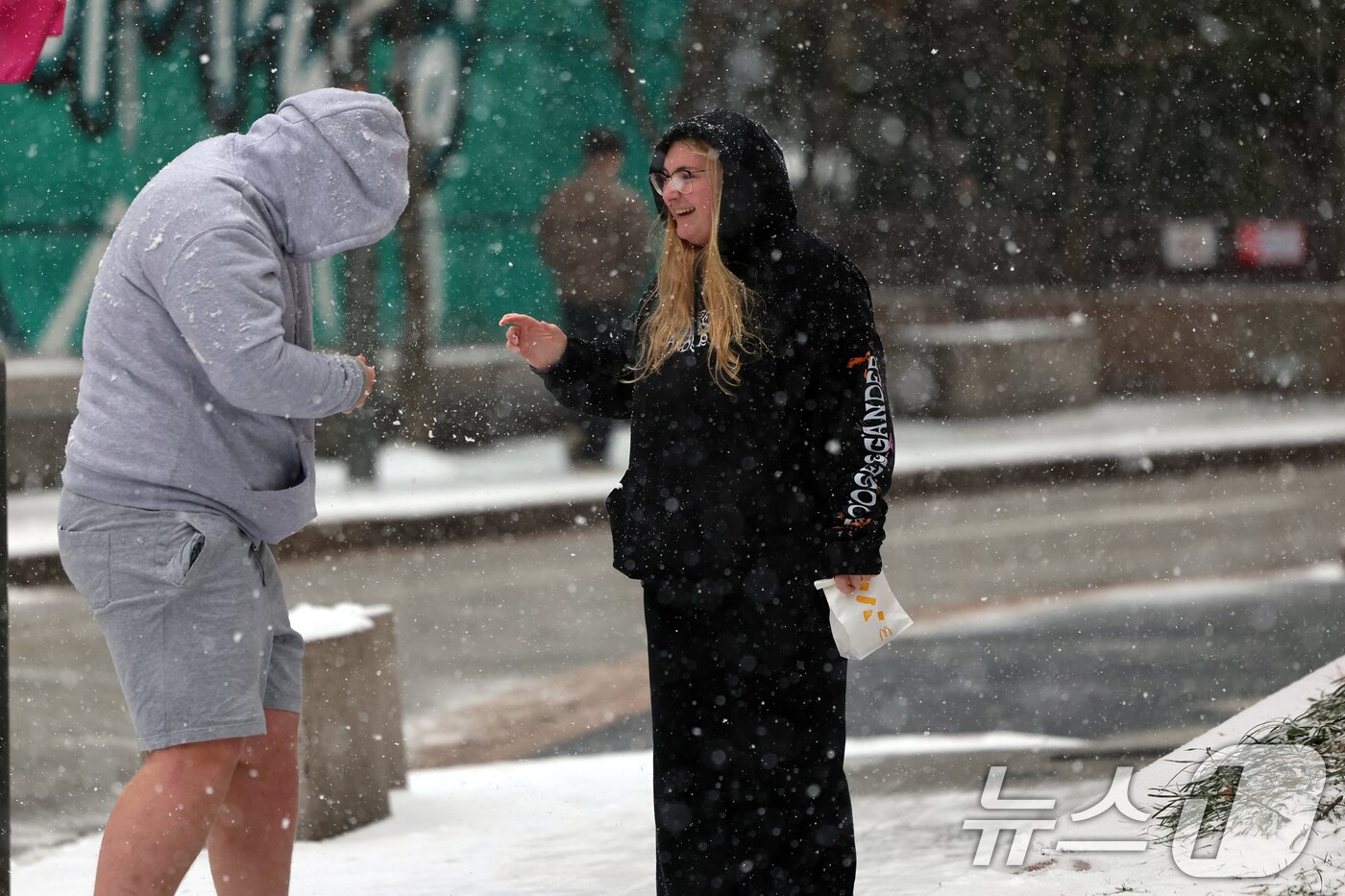 본문 이미지 - 눈이 내린 31일 오후 서울 중구 명동 거리에서 반바지를 입은 외국인이 즐거운 시간을 보내고 있다. 2025.1.31/뉴스1 ⓒ News1 황기선 기자