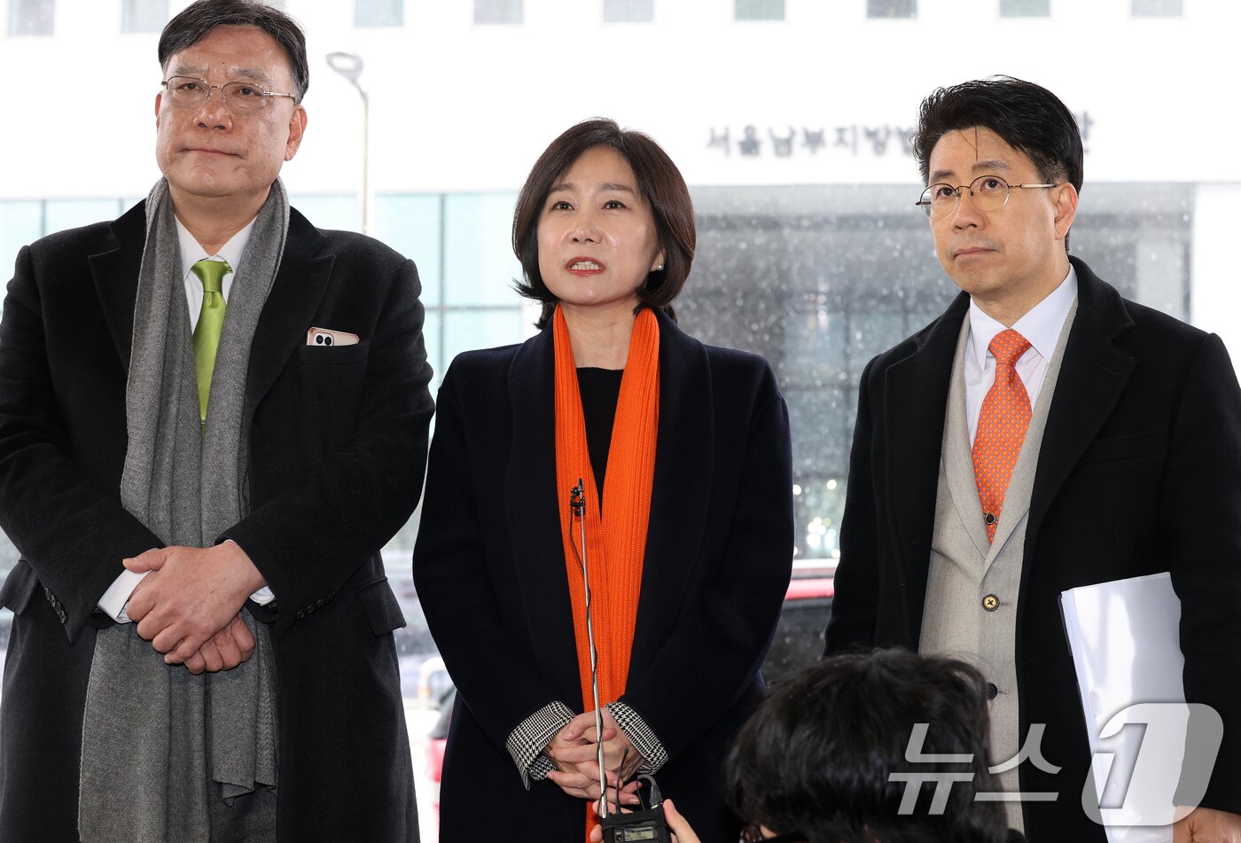 본문 이미지 - 허은아 개혁신당 대표가 31일 오후 서울 서울 양천구 서울남부지방법원에서 열린 개혁신당 가처분사건 심문에 출석하며 이병철 변호사&#40;왼쪽&#41;와 함께 입장을 밝히고 있다. 허 대표는 지난 21일 천하람 원내대표 주도로 열린 최고위원회의 의결 사항에 대해 본안 판결 확정시까지 효력을 정지시키거나 무효로 해달라는 내용을 골자로 한 효력정지 가처분신청서를 제출했다. 2025.1.31/뉴스1 ⓒ News1 오대일 기자