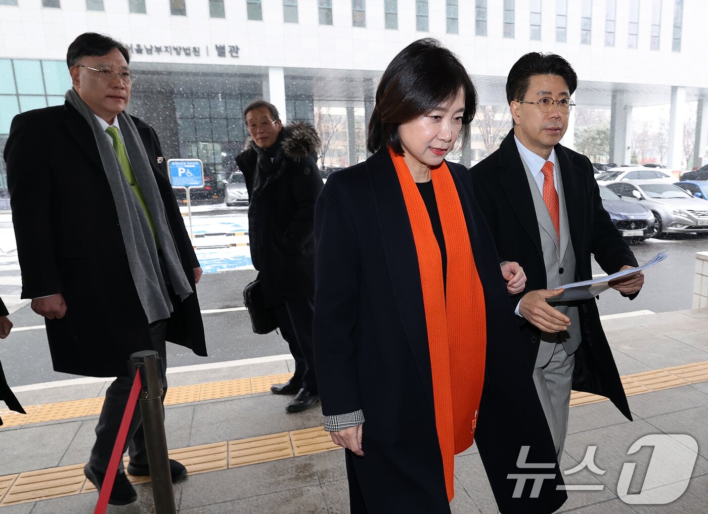 본문 이미지 - 허은아 개혁신당 대표가 31일 오후 서울 서울 양천구 서울남부지방법원에서 열린 개혁신당 가처분사건 심문에 출석하고 있다. 허 대표는 지난 21일 천하람 원내대표 주도로 열린 최고위원회의 의결 사항에 대해 본안 판결 확정시까지 효력을 정지시키거나 무효로 해달라는 내용을 골자로 한 효력정지 가처분신청서를 제출했다. 2025.1.31/뉴스1 ⓒ News1 오대일 기자
