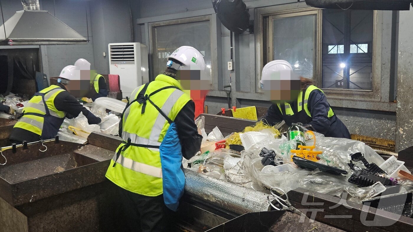 본문 이미지 -  31일 강원 춘천 신동면 혈동리 환경공원 1차 수선별장에서 작업자들이 쓰레기 분류작업을 하고있다.2025.1.31 한귀섭 기자