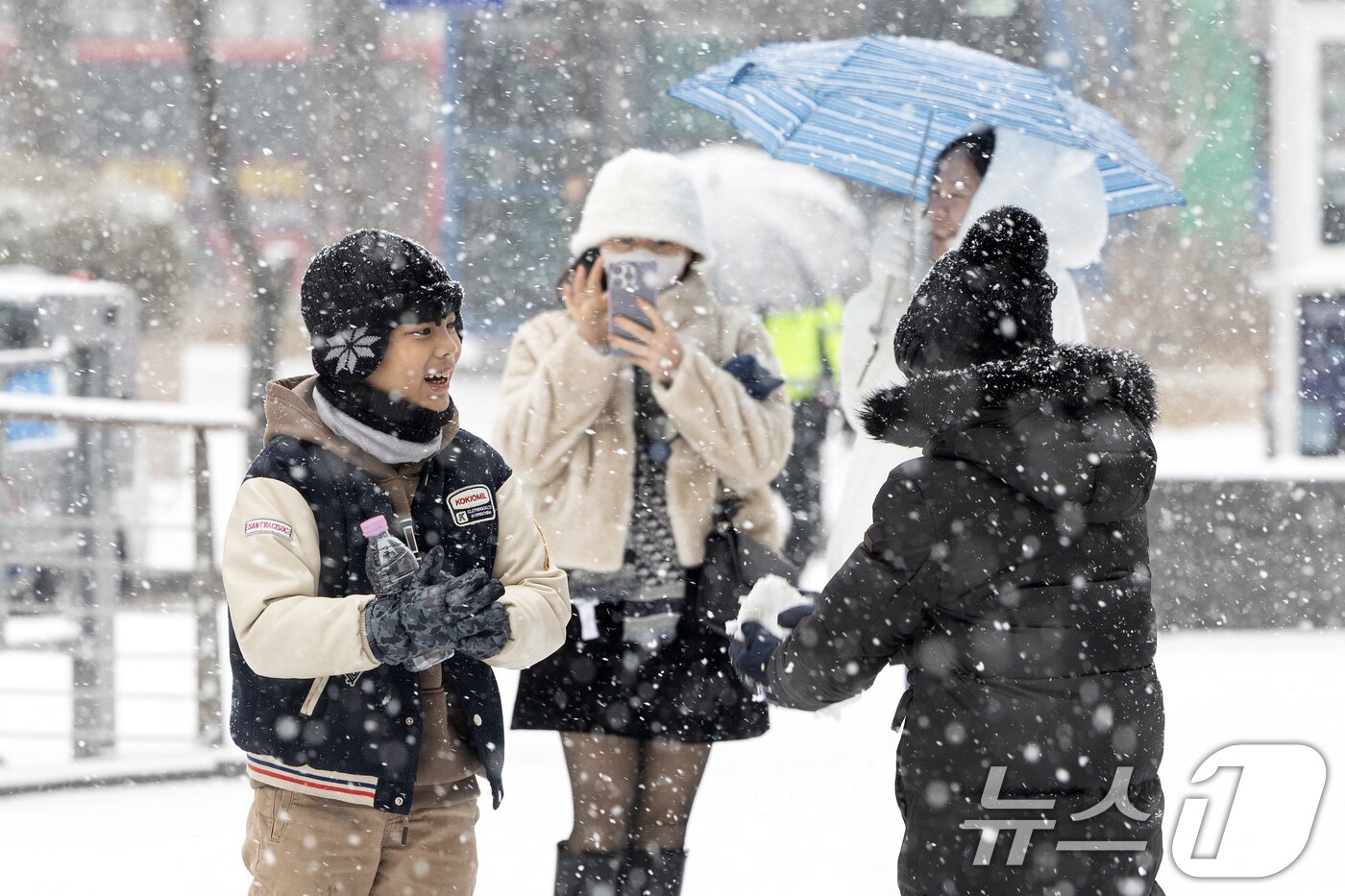 본문 이미지 - 서울을 비롯한 중부지방에 눈이 내리는 31일 오후 서울 중구 청계천에서 외국인 관광객들이 즐거운 시간을 보내고 있다. 2025.1.31/뉴스1 ⓒ News1 이승배 기자