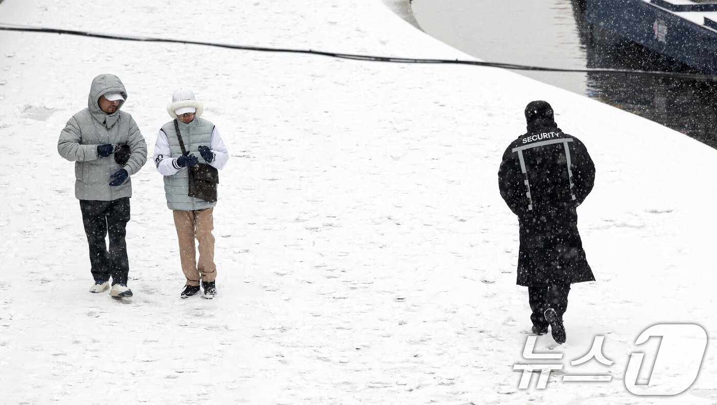 본문 이미지 - 서울을 비롯한 중부지방에 눈이 내리는 31일 오후 서울 중구 청계천에 눈이 쌓여있다. 기상청은 이날 서울을 포함한 수도권과 강원, 충북 북부에 최대 5cm의 눈이 내려 쌓일 것으로 예보했다. 2025.1.31/뉴스1 ⓒ News1 이승배 기자