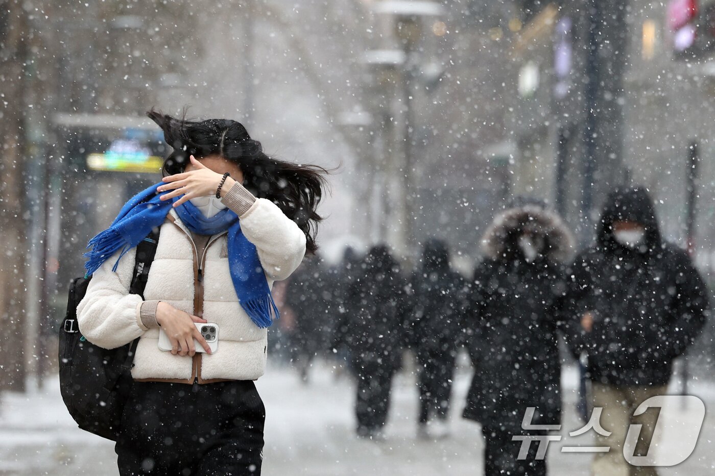 본문 이미지 - 31일 오후 서울 종각역 인근에 눈이 내려 시민들이 눈을 피하고 있다. 기상청은 이날 서울을 포함한 수도권과 강원, 충북 북부에 최대 5cm의 눈이 내려 쌓일 것으로 예보했다. 2025.1.31/뉴스1 ⓒ News1 신웅수 기자
