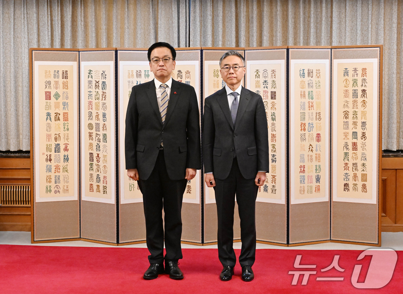 (서울=뉴스1) = 최상목 대통령 권한대행 부총리 겸 기획재정부 장관이 31일 서울 종로구 정부서울청사에서 열린 2024년 추계 신임장 수여식에서 김준구 주이탈리아대사에게 신임장 …