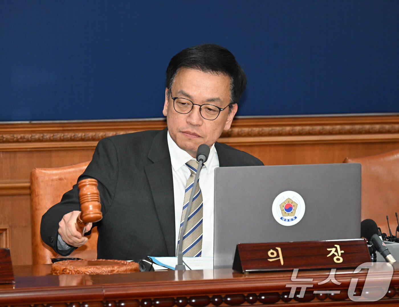 본문 이미지 - 최상목 대통령 권한대행 부총리 겸 기획재정부 장관이 31일 서울 종로구 정부서울청사에서 열린 &#39;제4회 국무회의&#39;에서 의사봉을 두드리고 있다. &#40;기획재정부 제공&#41; 2025.1.31/뉴스1