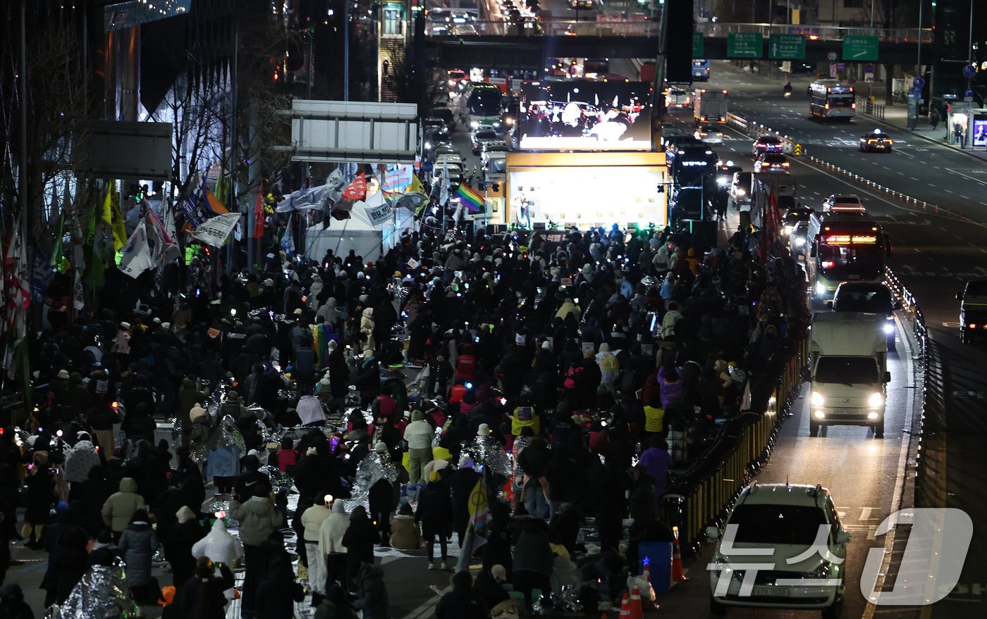 4일 오전 서울 용산구 대통령 관저 인근에서 민주노총 조합원들이 윤석열 대통령에 대한 체포·탄핵 찬성 집회를 하고 있다. 2025.1.4/뉴스1 ⓒ News1 임세영 기자