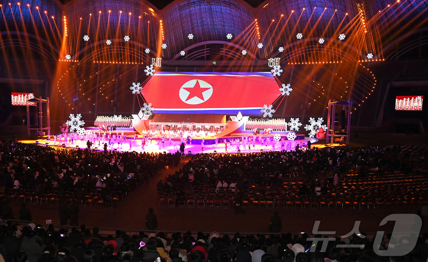 (평양 노동신문=뉴스1) = 북한 노동당 기관지 노동신문은 4일 "2025년 신년경축공연이 연일 절찬리에 진행됐다"라고 보도했다. [국내에서만 사용가능. 재배포 금지. DB 금지. …