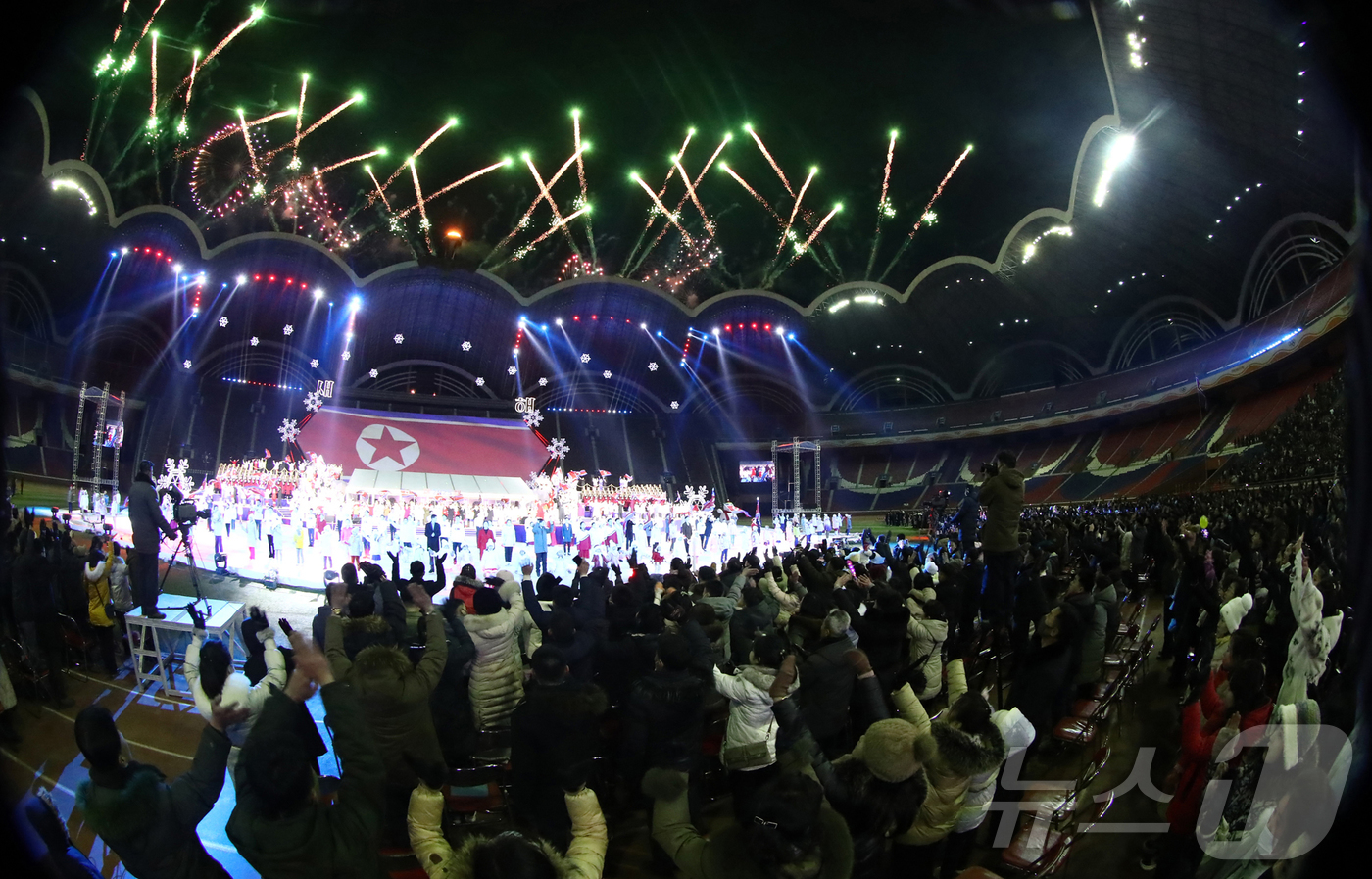 (평양 노동신문=뉴스1) = 북한 노동당 기관지 노동신문은 4일 "2025년 신년경축공연이 연일 절찬리에 진행됐다"라고 보도했다. [국내에서만 사용가능. 재배포 금지. DB 금지. …