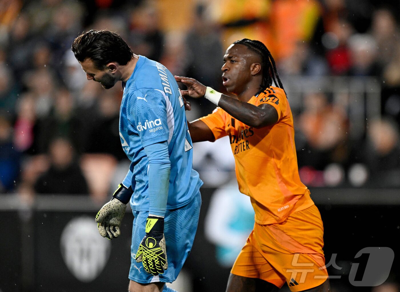 본문 이미지 - 레알 마드리드 공격수 비니시우스 주니오르(오른쪽)가 4일(한국시간) 열린 2024-25 스페인 프리메라리가 발렌시아와 원정 경기에서 골키퍼를 가격했다가 레드카드를 받았다. ⓒ 로이터=뉴스1