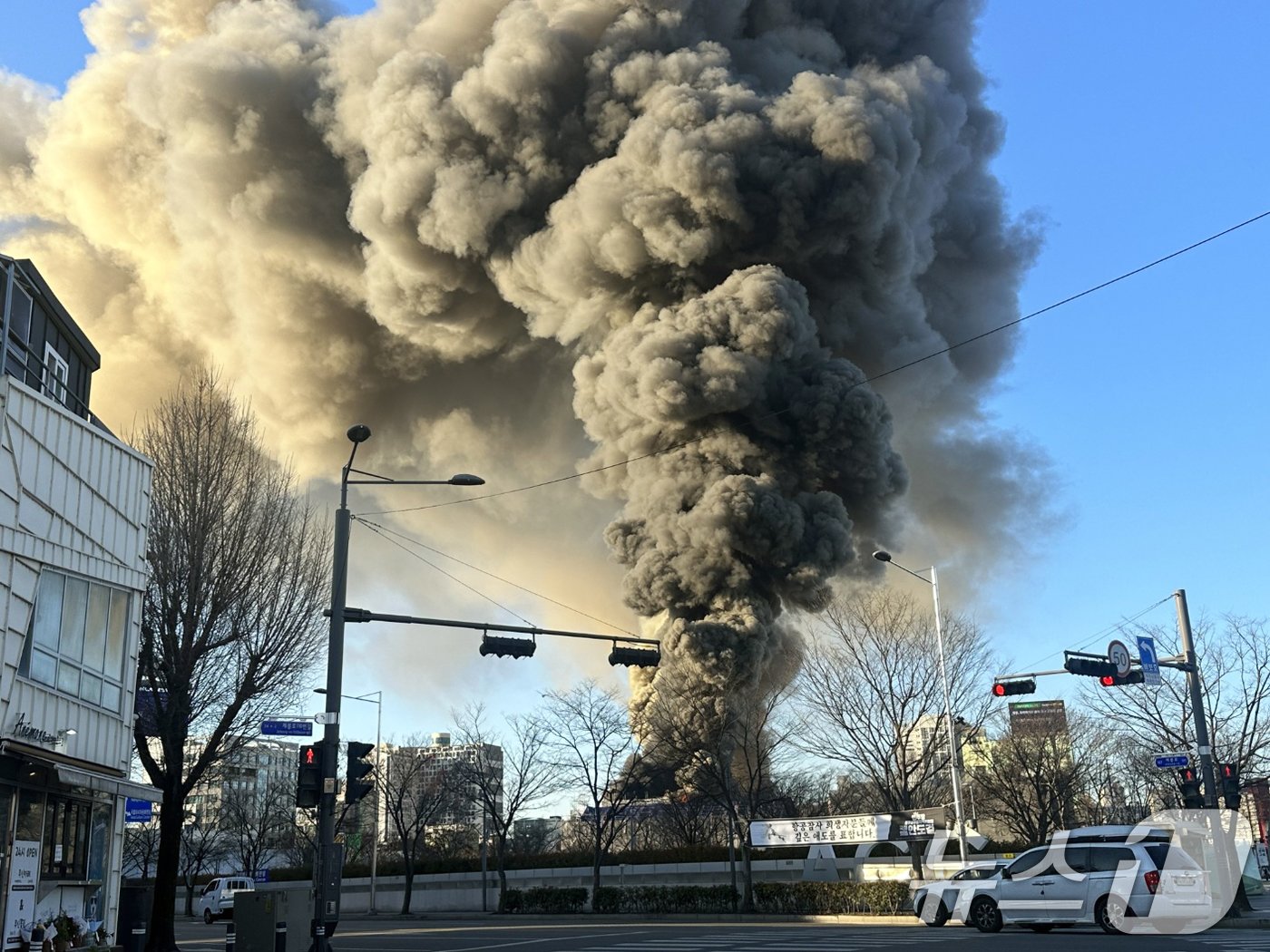 본문 이미지 - 4일 오전 광주 동구 광산동 아시아문화전당 공사 현장에서 불이 나 검은 연기가 솟구치고 있다. (독자제공) 2025.1.4/뉴스1 ⓒ News1 이승현 기자