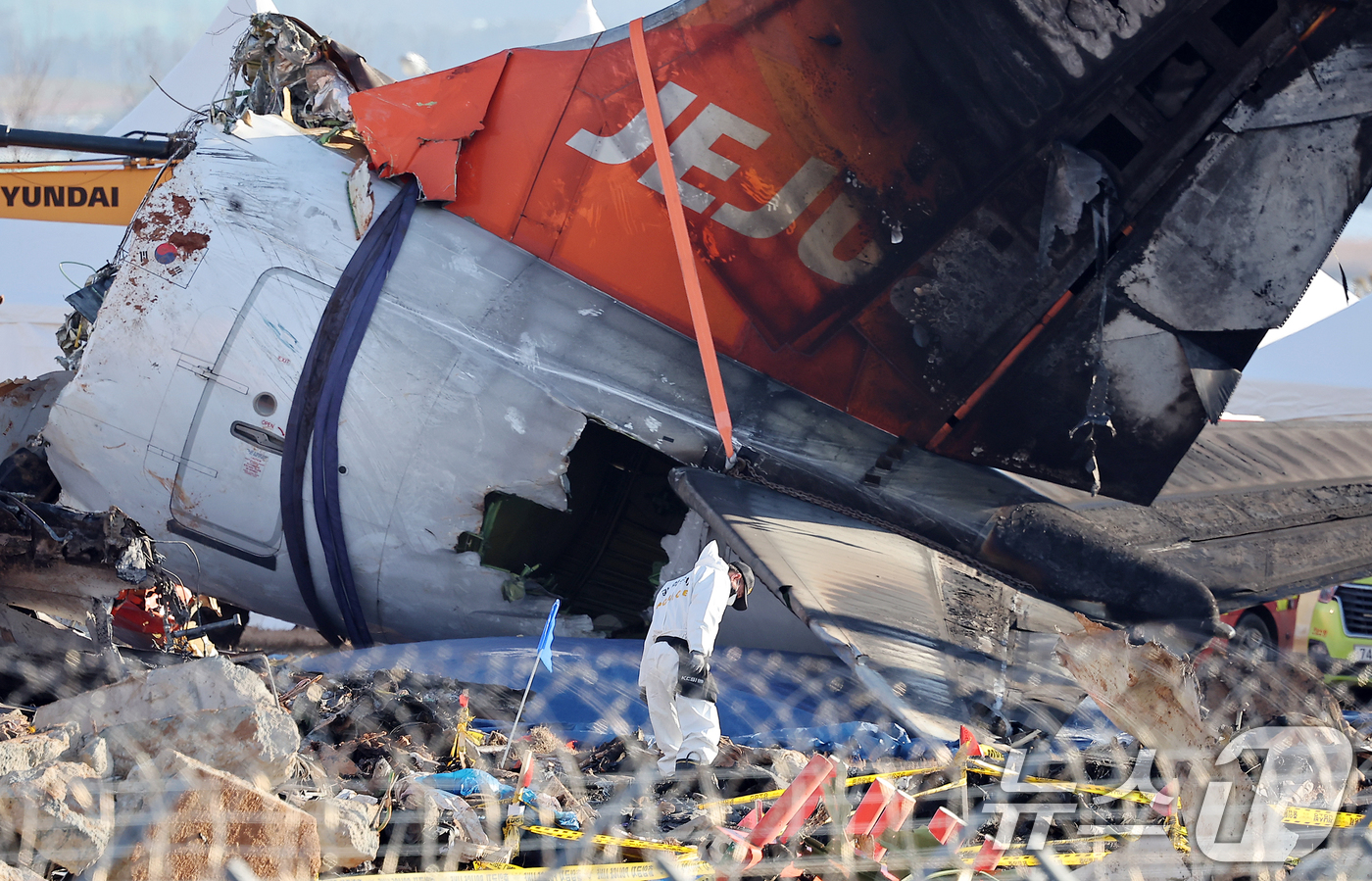 (무안=뉴스1) 김진환 기자 = 제주항공 여객기 참사 이레째인 4일 전남 무안군 무안국제공항 참사 현장에서 국과수 관계자가 제주항공 7C2216편 여객기 잔해를 살펴보고 있다. 2 …