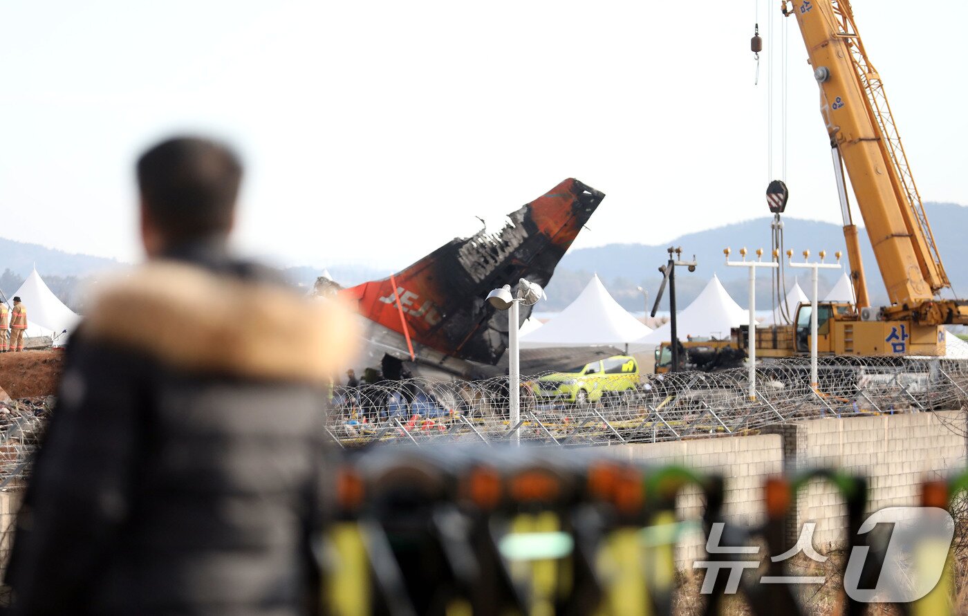 본문 이미지 - 4일 오전 전남 무안공항 활주로 인근에서 유족들이 제주항공 여객기 참사 현장 수습을 지켜보며 눈물 흘리고 있다. 2025.1.4/뉴스1 ⓒ News1 박지현 기자