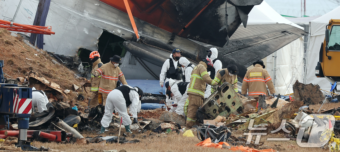 (무안=뉴스1) 김진환 기자 = 제주항공 여객기 참사 7일째인 4일 전남 무안군 무안국제공항 참사 현장에서 경찰 과학수사대와 소방대원들이 제주항공 7C2216편 여객기 사고 기체 …