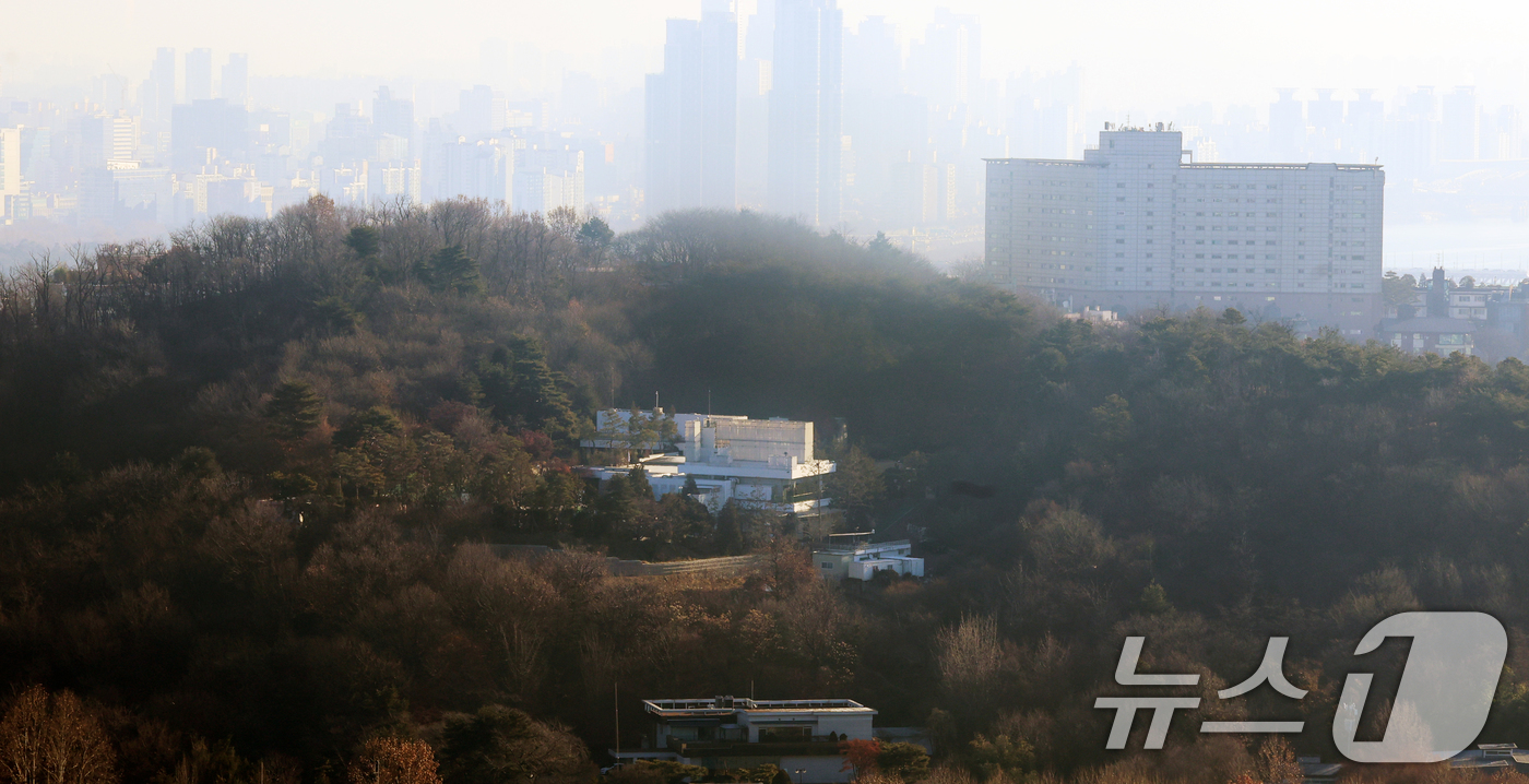 (서울=뉴스1) 황기선 기자 = 4일 오전 서울 용산구 대통령 관저 일대에 적막감이 흐르고 있다.지난 3일 윤석열 대통령에 대한 체포 영장을 집행한 고위공직자범죄수사처는 대통령 관 …