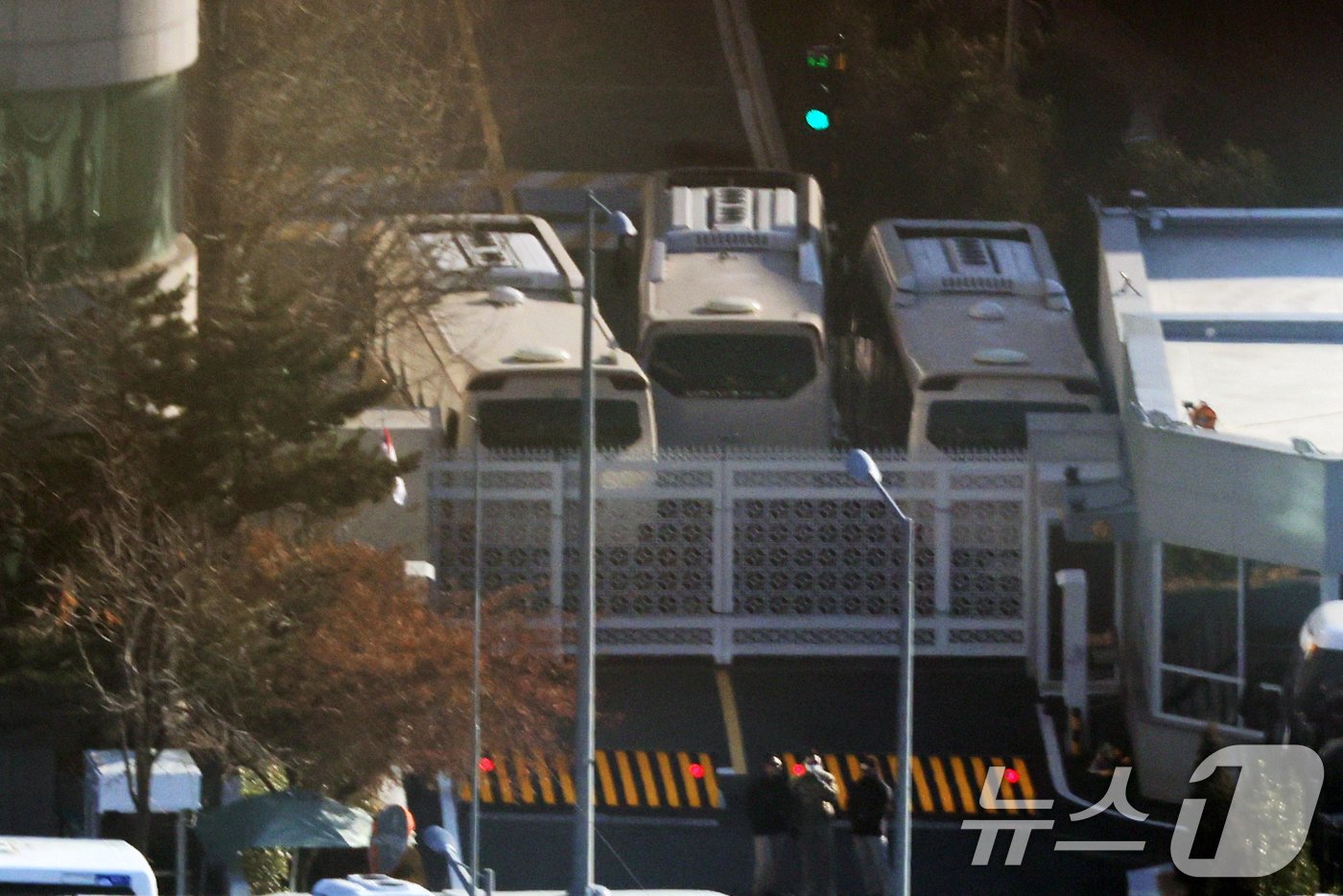 본문 이미지 - 4일 오전 서울 용산구 대통령 관저 입구가 차량으로 통제되고 있다. 지난 3일 윤석열 대통령에 대한 체포 영장을 집행한 고위공직자범죄수사처는 대통령 관저 경내에서 안전상 이유로 집행을 중지하고 돌아섰다. 2025.1.4/뉴스1 ⓒ News1 황기선 기자