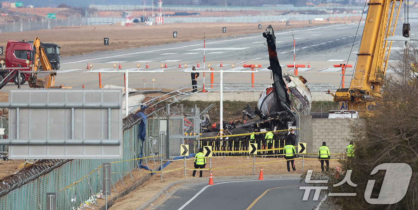 (무안=뉴스1) 김진환 기자 = 제주항공 여객기 참사 7일째인 4일 전남 무안군 무안국제공항 참사 현장에서 제주항공 7C2216편 여객기 사고 기체 꼬리 부분이 인양되어 있다. 2 …