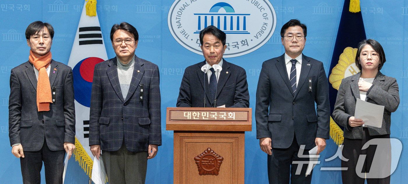 본문 이미지 - 윤종오 진보당 원내대표를 비롯한 야5당 원내대표들이 4일 오전 서울 여의도 국회 소통관에서 윤석열 대통령의 체포영장 집행 무산에 대한 야6당 기자회견을 하고 있다. 사진 왼쪽부터 한창민 사회민주당 대표, 황운하 조국혁신당 원내대표, 윤 원내대표, 박찬대 더불어민주당 원내대표, 용혜인 기본소득당 대표. 2025.1.4/뉴스1 ⓒ News1 이재명 기자