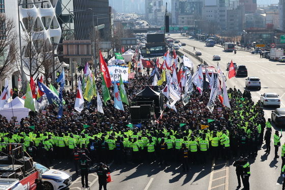 [단독]尹관저 밤샘 농성 후 112 신고 500건…민주노총 회원 2명 체포