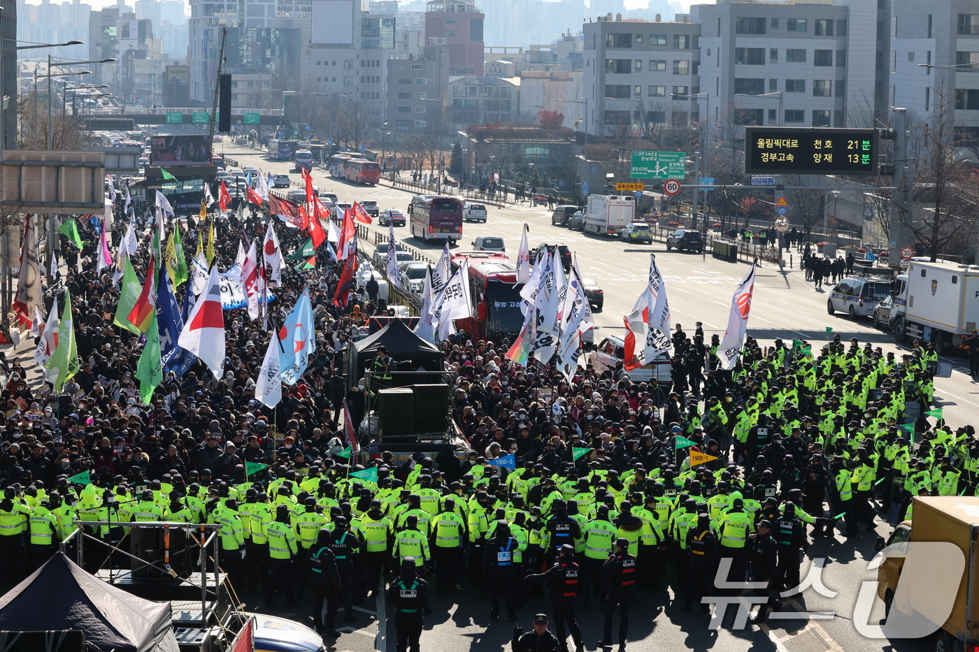 (서울=뉴스1) 황기선 기자 = 4일 오전 서울 용산구 대통령 관저 인근에서 윤석열 대통령 체포·탄핵 찬성 집회에 나선 민주노총 관계자들이 관저 방향으로 행진을 시도하자 경찰이 제 …