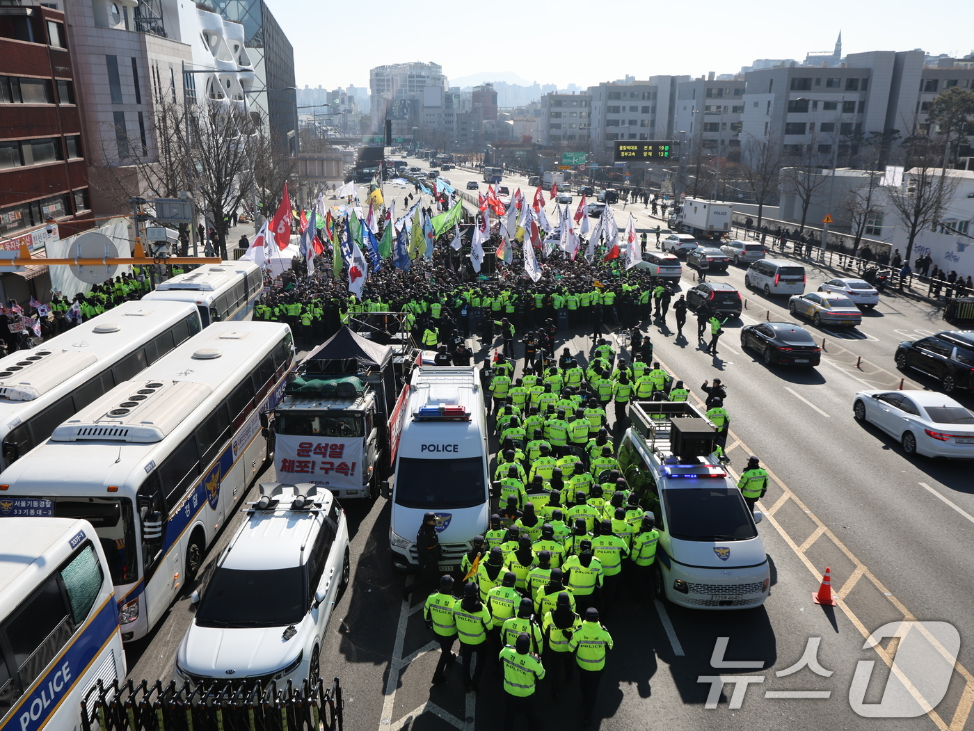 (서울=뉴스1) 황기선 기자 = 4일 오전 서울 용산구 대통령 관저 인근에서 윤석열 대통령 체포·탄핵 찬성 집회에 나선 민주노총 관계자들이 관저 방향으로 행진을 시도하자 경찰이 제 …