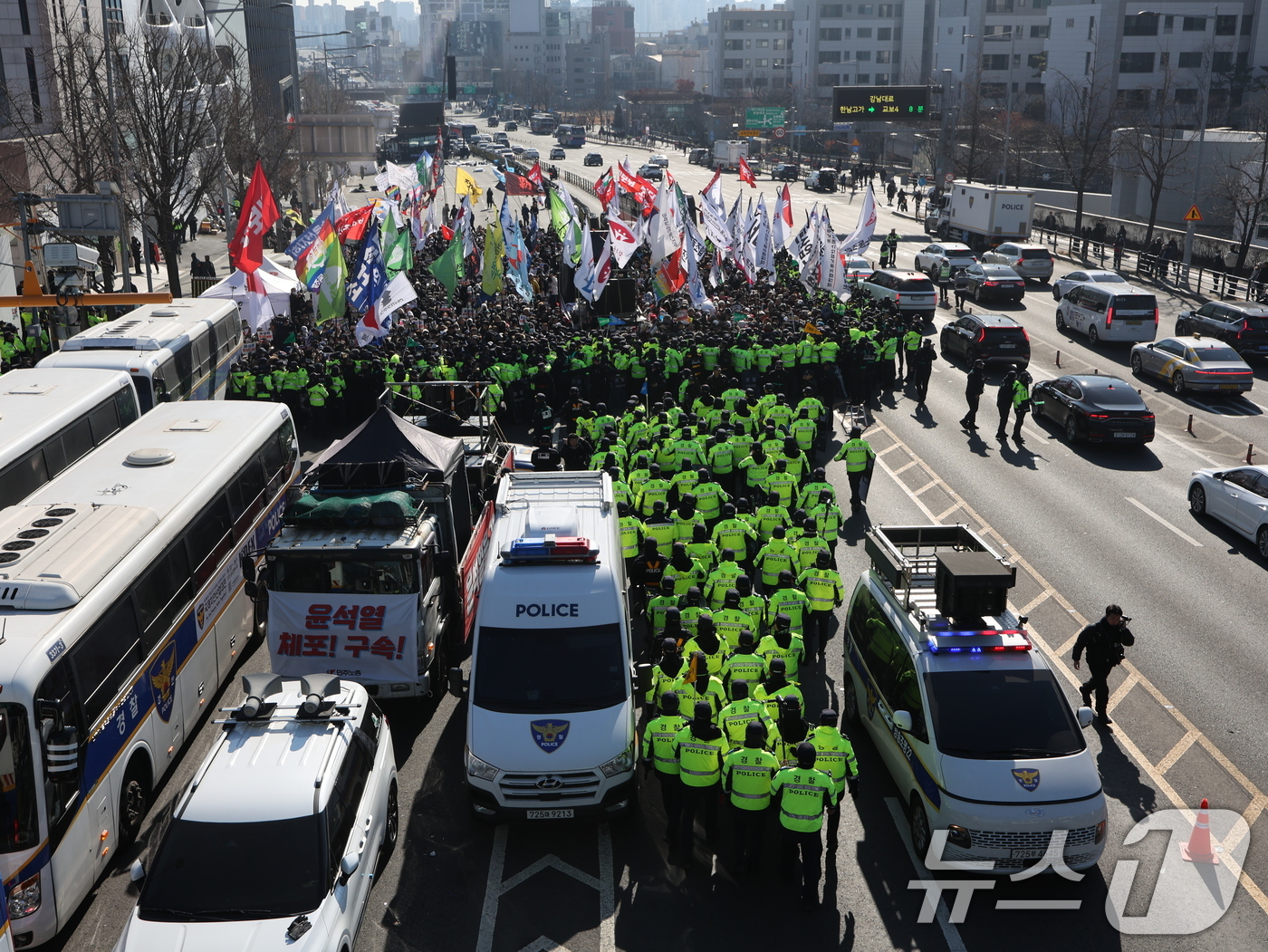 (서울=뉴스1) 황기선 기자 = 4일 오전 서울 용산구 대통령 관저 인근에서 윤석열 대통령 체포·탄핵 찬성 집회에 나선 민주노총 관계자들이 관저 방향으로 행진을 시도하자 경찰이 제 …